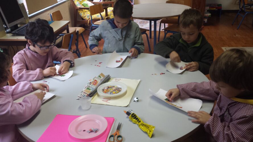 Colagens dos papeis nos frutos desenhados pelo grupo dos 5 anos- participaram todas as crianças da sala.