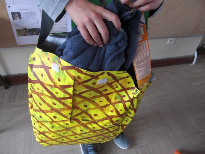 Utilidade do saco Eco-Ananás<br/>O saco pode servir para levar a toalha e o protetor solar para a praia...