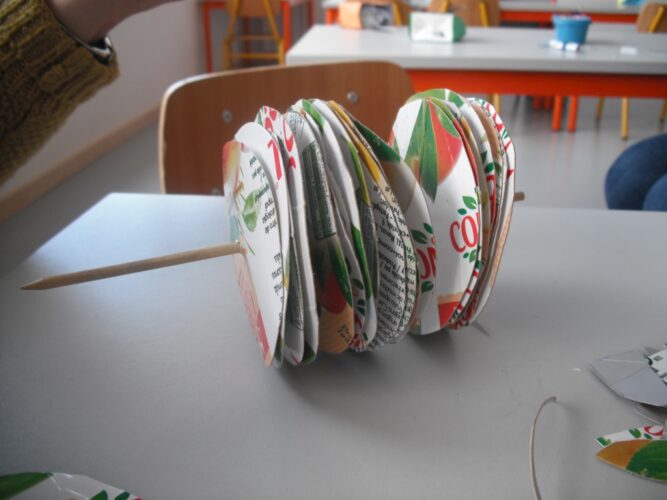 Foto 3: Os alunos inserem as rodelas da maçã num pau de espetada.