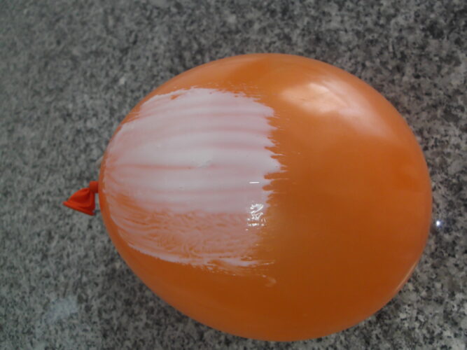 Balão barrado com cola branca.
