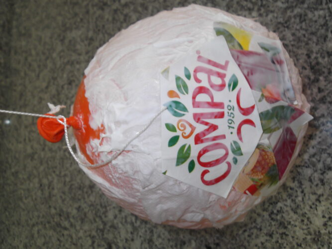 Balão seco forrado com os recortes das embalagens tetra pack da Compal.