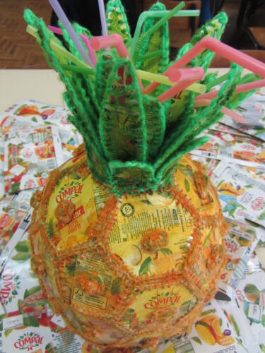 O nosso ananás - uma peça decorativa e utilitária, servindo de suporte para palhinhas...